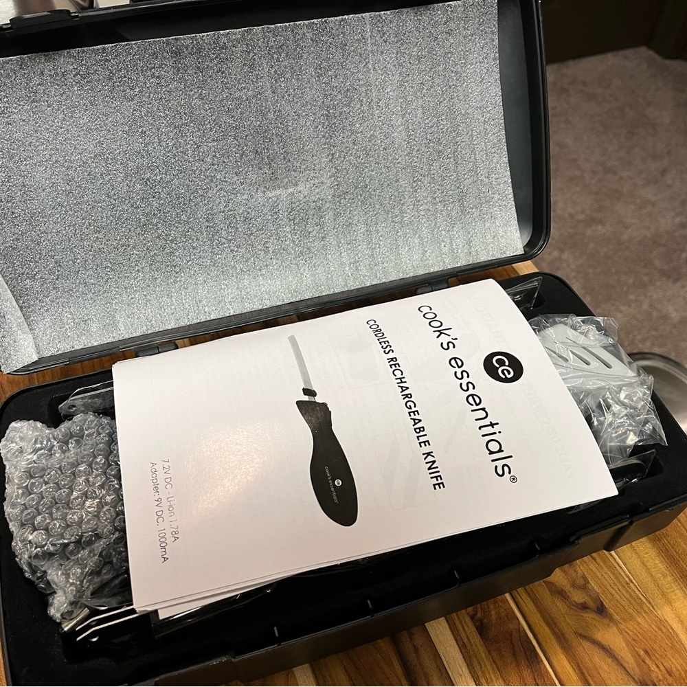 Cordless rechargeable knife